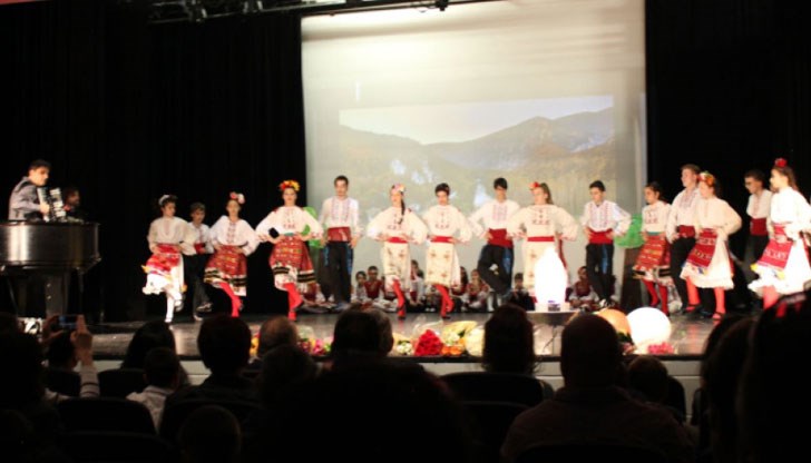 Тази година духът и настроението в Малко българско училище в Елк Гроув са по-приповдигнати от обикновено