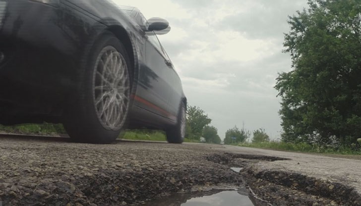 Спуканите гуми и потрошени предници на колите са се превърнали в обичайна ситуация за пътуващите между Завет и Разград