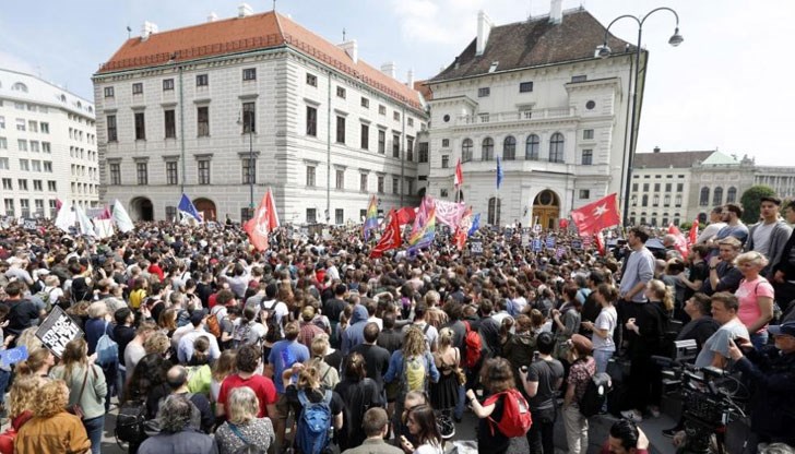 Протестът бе провокиран от скандала с тайно заснето видео, което показва вицеканцлера и лидер на крайнодесните Хайнц-Кристиан Щрахе както изглежда да предлага държавни договори в замяна на политически услуги в Ибиза през 2017 година
