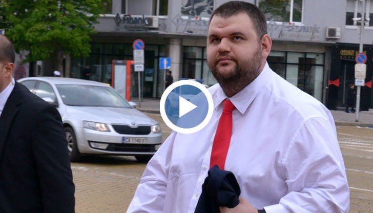 Според съда напълно достатъчно е, че Делян Пеевски има адресна регистрация в България