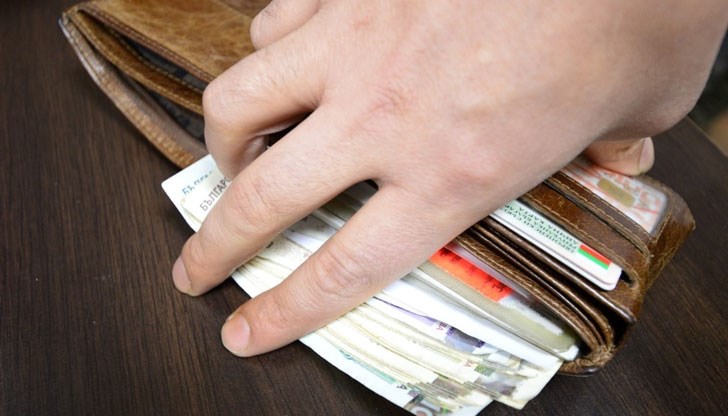 Платил в магазин с една от картите на потърпевшия / снимката е илюстративна Платил в магазин с една от картите на потърпевшия / снимката е илюстративна