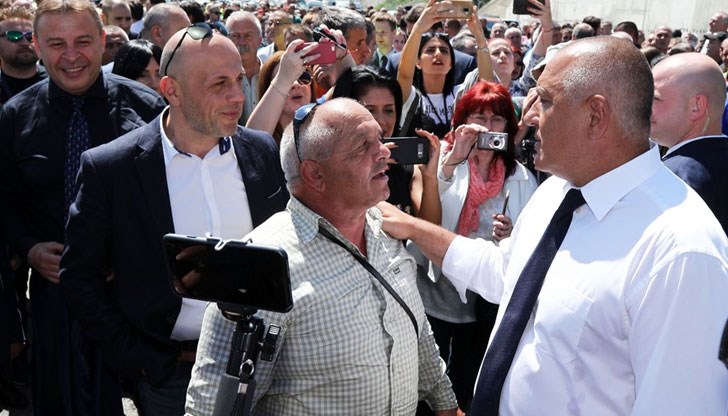 Най-голямата лъжа е, че Борисов дава пари – не, той харчи нашите, при това без да ни пита. И когато се пъчи, че „раздава“, „отпуска“, „дарява“ – трябва да сме наясно, че това е произвол с чужди средства Най-голямата лъжа е, че Борисов дава пари – не, той харчи нашите, при това без да ни пита. И когато се пъчи, че „раздава“, „отпуска“, „дарява“ – трябва да сме наясно, че това е произвол с чужди средства