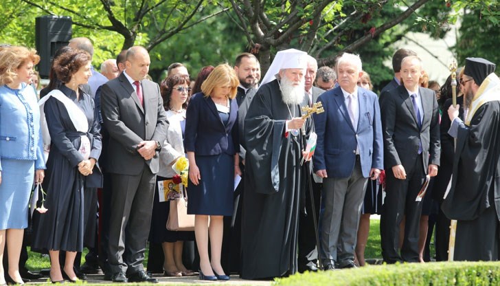 В нашия български език нашият народ е откривал своето спасение от робството, от мракобесието, от отчаянието, заяви президентът В нашия български език нашият народ е откривал своето спасение от робството, от мракобесието, от отчаянието, заяви президентът