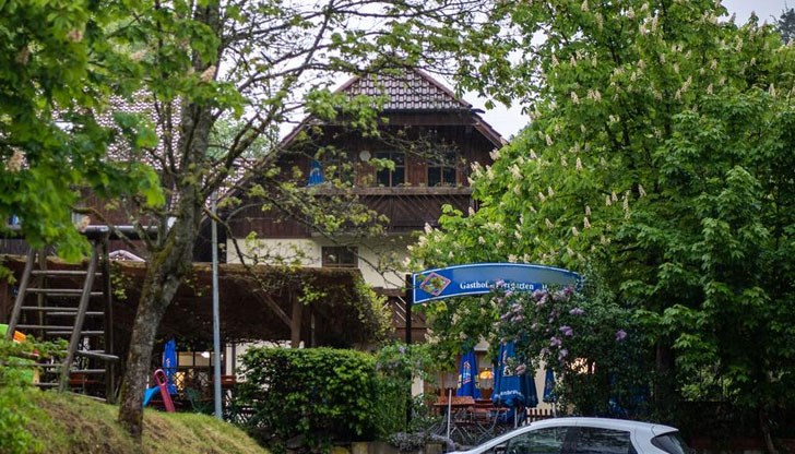 Те са били в апартамента, принадлежал на един от тримата души, убити с арбалет през почивните дни