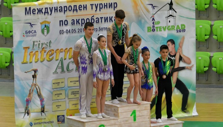 Младите надежди на АК „Локомотив-Русе" и УСШ, Яница Милкова и Кристиян Ангелов, завоюваха сребро и бронз на провелия се на 3 и 4 май в Ботевград международен турнир по спортна акробатика