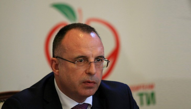 Министърът изобщо не мисли за оставка, а и премиерът не му я иска