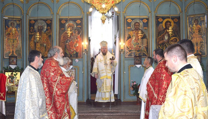 Русенският митрополит Наум посети храм „Св. Николай Мирликийски”