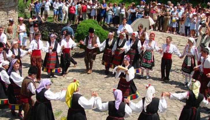 Често през тази седмица стопанките повторно боядисвали яйца, които раздавали за душите на починали близки