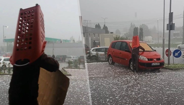 Мъж е сложил "пластмасов шлем" на главата си, докато се опитва да спаси колата си от природните стихии