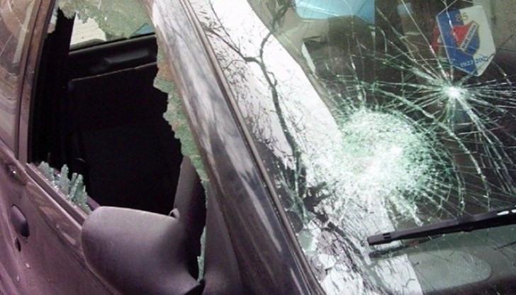 Собственикът е открил колата си със счупени предно обзорно стъкло и заден ляв прозорец