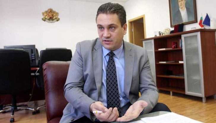 В издадената от него заповед за заместване изрично е упоменато - Решенията, които не са свързани с текущата работа на комисията да се съгласуват с мен по телефона