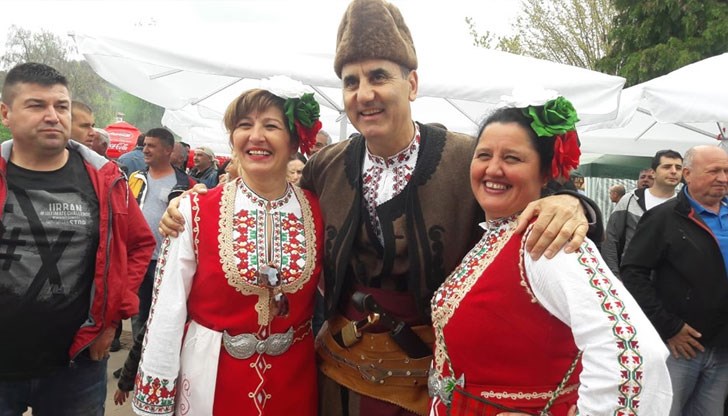 Никой не отнема идентичността ни. Напротив, Европа подкрепя идентичността ни. Виждате че носията стана нова мода