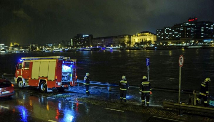 Най-малко седем души са загинали и близо 20 са в неизвестност, след като вчера малък кораб, превозващ южнокорейски туристи, се преобърна в рeka Дунав в Будапеща