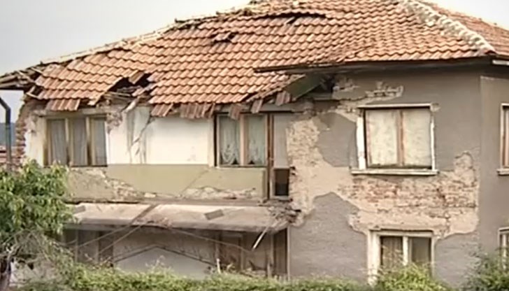 Хиляди къщи с пропаднали покриви, счупени прозорци, напукани стени
