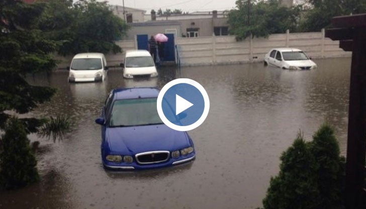 Метрото и централната гара бяха наводнени, както и десетки къщи, движението бе блокирано