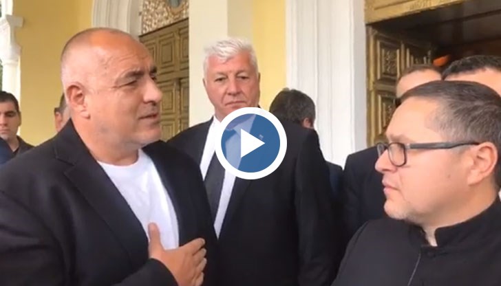 Премиерът се разходи в град Раковски, където тече подготовка за посрещането на Негово светейшество на 6 май