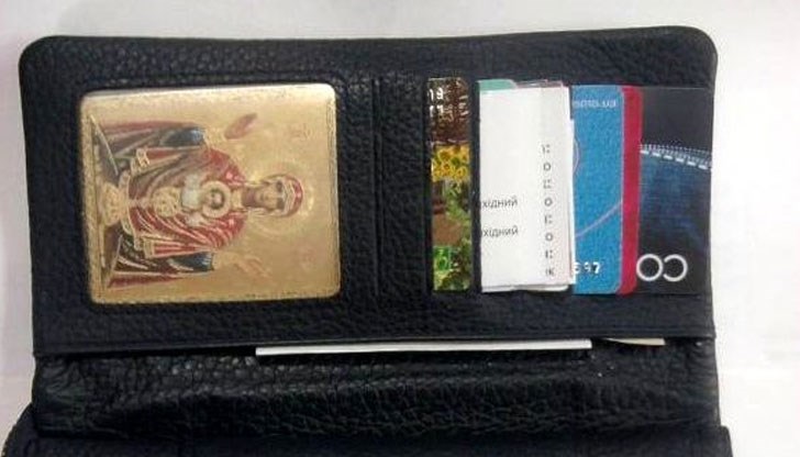 Много хора поставят икона в портфейла си, в колата, както и на други различни от дома и църквата места