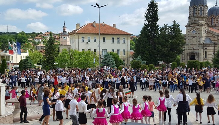 650 деца се включиха в празничното шествие
