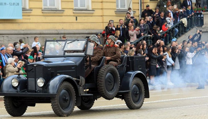 Официалната патърдия събра освен обичайния и строго охраняван държавен и политически елит и хиляди жадни за доза национално самочувствие хора Официалната патърдия събра освен обичайния и строго охраняван държавен и политически елит и хиляди жадни за доза национално самочувствие хора