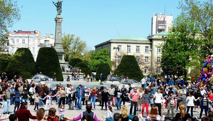 Всички любители на народните танци могат да се включат в проявата Всички любители на народните танци могат да се включат в проявата