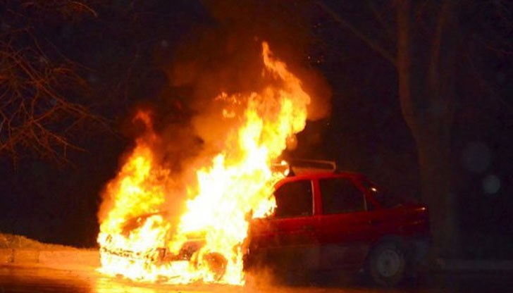 Младежът му запалил колата с бензин
