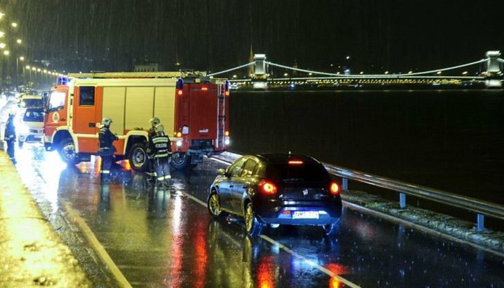 Издирването на оцелели продължава в придошлите води на река Дунав Издирването на оцелели продължава в придошлите води на река Дунав