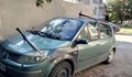 Колата на ректор на варненски университет осъмна с две кирки, забити в нея