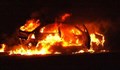 Кола се запали след катастрофа край Божичен