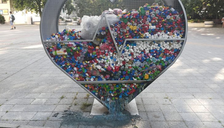 Други хвърлят всякакви боклуци в него, като го превръщат в кошче за смет