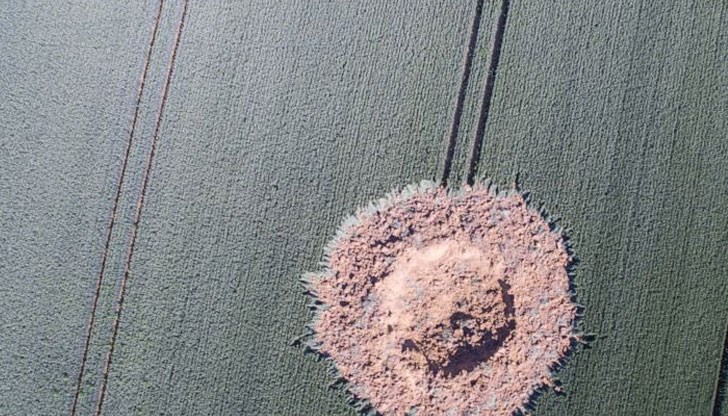 Кратер с широчина 10 метра и дълбочина 4 метра се появи на поле в Германия