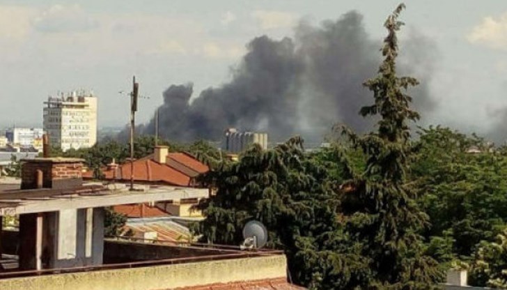 Пламъците са обхванали хидроизолацията на покрива