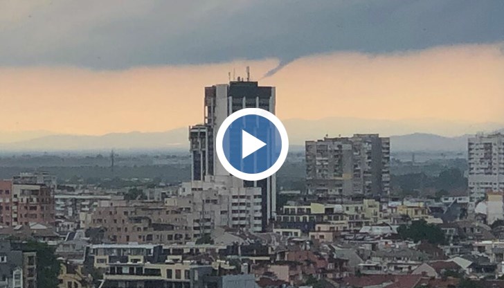 Фуниевидни облаци можеше да бъдат наблюдавани около 20 минути