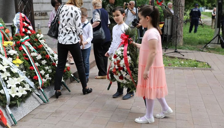 По традиция церемонията завърши с полагане на венци и цветя пред Мемориала на загиналите във войните за национално обединение