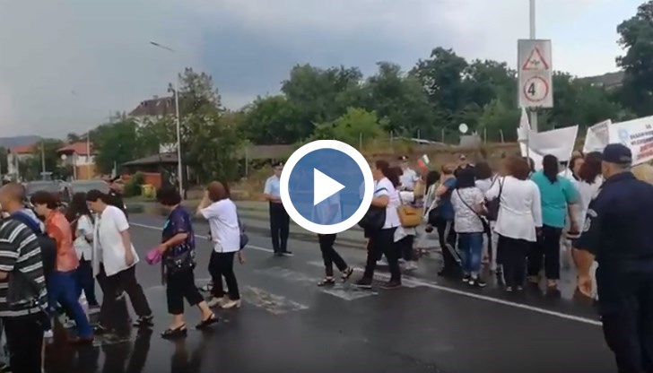 Те пресичаха пешеходната пътека на кръговото кръстовище край Момчилград