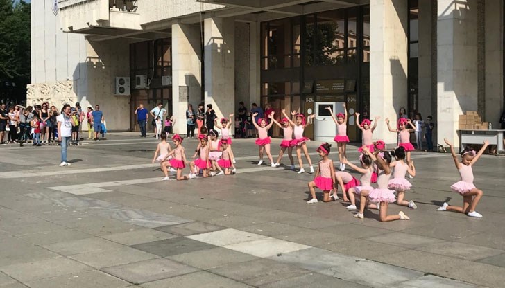 Празникът „При нас е весело" събра децата на площад "Свобода"