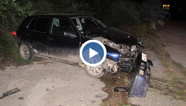Млади шофьори се удариха тази вечер край село Николово