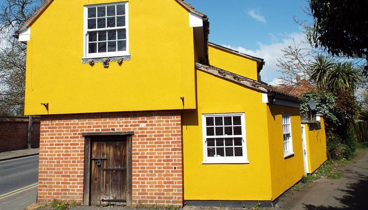 Малката къща е известна като "Клетката" и собственичката й твърди, че в нея редовно се наблюдават паранормални явления