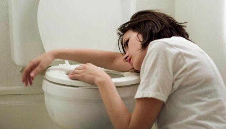 Опасни ли са салатите с майонеза, защо да избягваме месото от улицата и кюфтетата през лятото и каква вода да пием по морето Опасни ли са салатите с майонеза, защо да избягваме месото от улицата и кюфтетата през лятото и каква вода да пием по морето