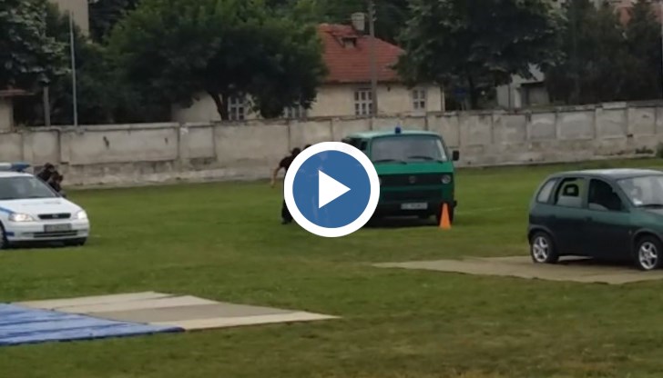 Засегнати са дясната ръка, дясното краче, дясната част на гръдния кош и част от шията