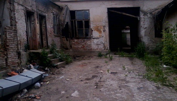 Обещанието на министър Боил Банов да направи художествена галерия или музей в най-голямата от сградите на този забележителен архитектурен комплекс и до днес си остава неизпълнено