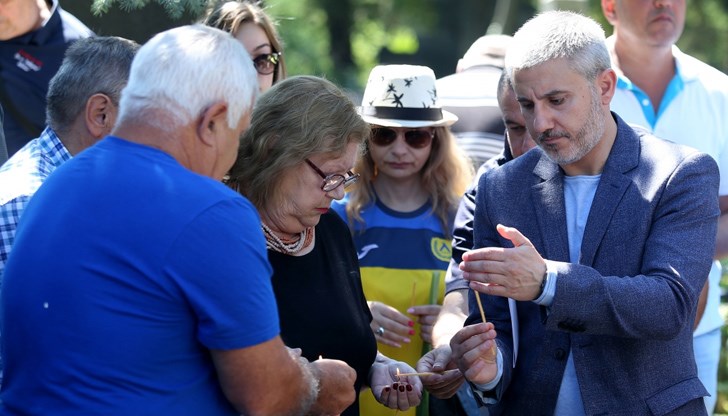 Вдовицата на Аспарухов Величка Маркова също присъства на церемонията на Централните софийски гробища, както и много фенове на “Левски” от различни възрасти