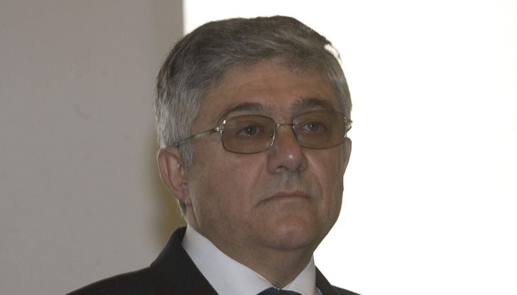 Бившият конституционен съдия Румен Ненков обясни, че на поста застава някой от заместниците му