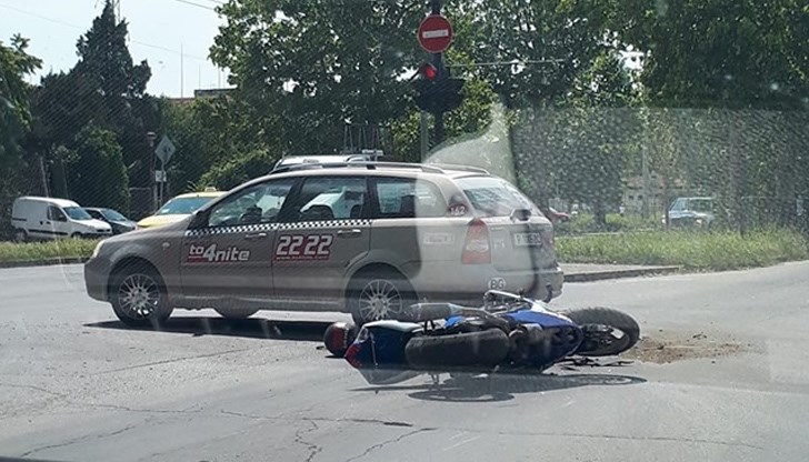 Удариха се таксиметров автомобил и моторист на булевард "Липник" в Русе