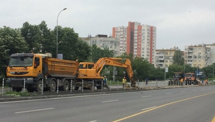 Машини предприеха отстраняването на още една щета – битумната настилка между платната Машини предприеха отстраняването на още една щета – битумната настилка между платната