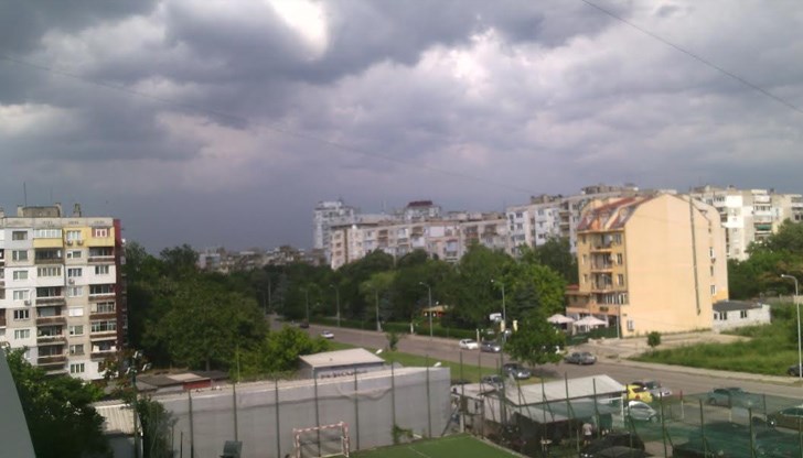 Вятърът духа толкова силно, че във въздуха се чува свистене