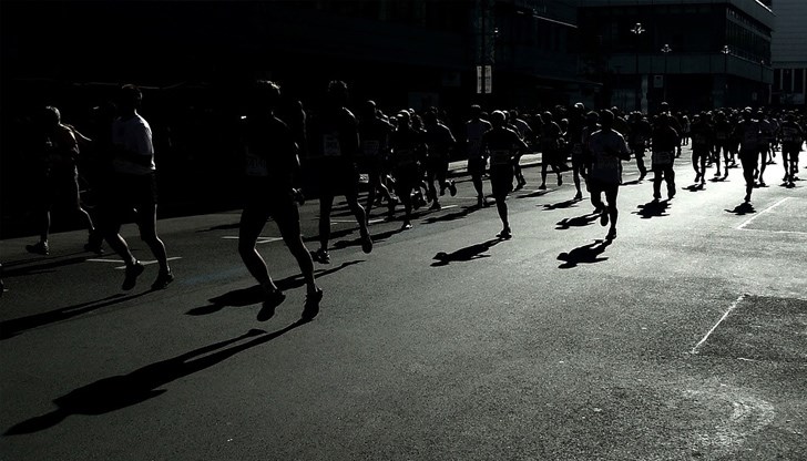 За съжаление твърде много хора днес чакат мениджърите си да задвижат повишението им, или поне да създадат условия за такова