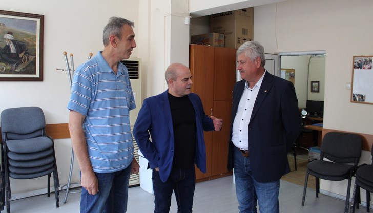 Кметът хапна баклава в офиса на ДПС