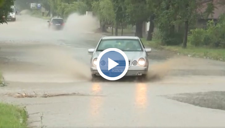 Дъждът продължи близо час и наводни улиците