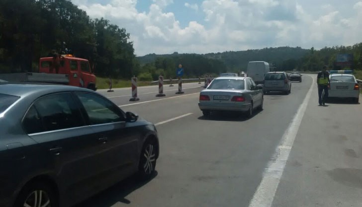 Трафикът е в една лента в посока Бургас