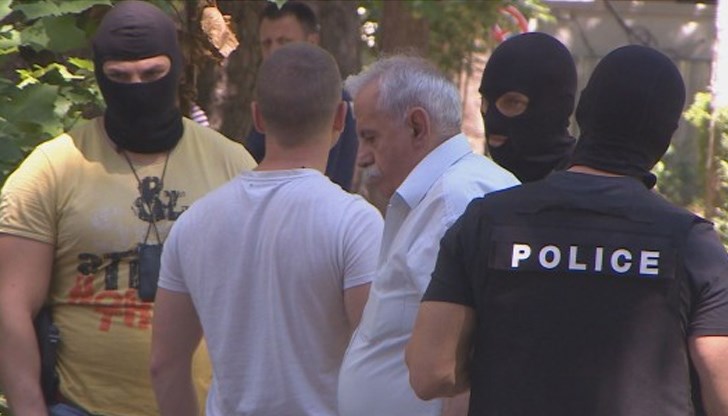 Открити са също много пари и наркотици, скрити в абсорбатор Открити са също много пари и наркотици, скрити в абсорбатор